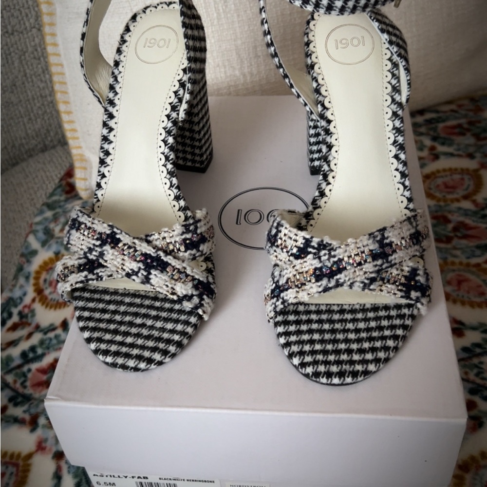 BLACK & WHITE SANDALS SIZE 6.5 FROM NORDSTROM IN EXCELLENT CONDITION